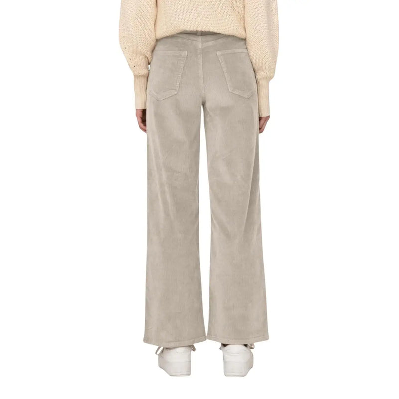 Only Beigefarbene Damen-Cordhose aus Baumwolle mit weitem Bein, lockerer Passform und klassischen Gesäßtaschen, von der Rückseite gesehen