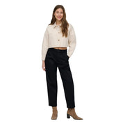 Cremefarbene, kurze Baumwolljacke mit Knopfleiste und zwei Taschen, kombiniert mit Only Schwarze Chino-Hose für Damen, Größe 36