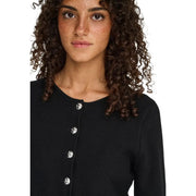 Only Schwarze, gerippte Damenstrickjacke mit silberfarbenen, runden Knöpfen aus Viskose- und Nylonstrick.
