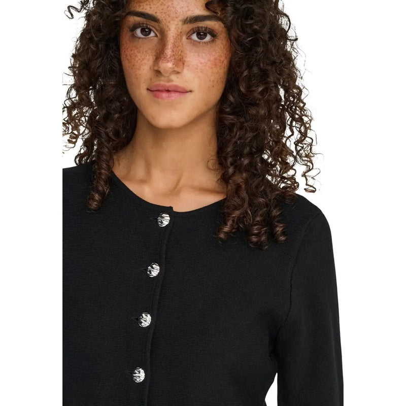 Only Schwarze, gerippte Damenstrickjacke mit silberfarbenen, runden Knöpfen aus Viskose- und Nylonstrick.