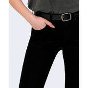 Schwarzer Ledergürtel mit silberner rechteckiger Schnalle, kombiniert mit only Schwarze Damen-Baumwolljeans mit schlichtem Reißverschlussknopf
