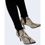 Stiefeletten mit Schlangenmuster, eleganter, spitzer Zehenpartie und schlankem, hohem Absatz, kombiniert mit only Schwarze Baumwolljeans für Damen