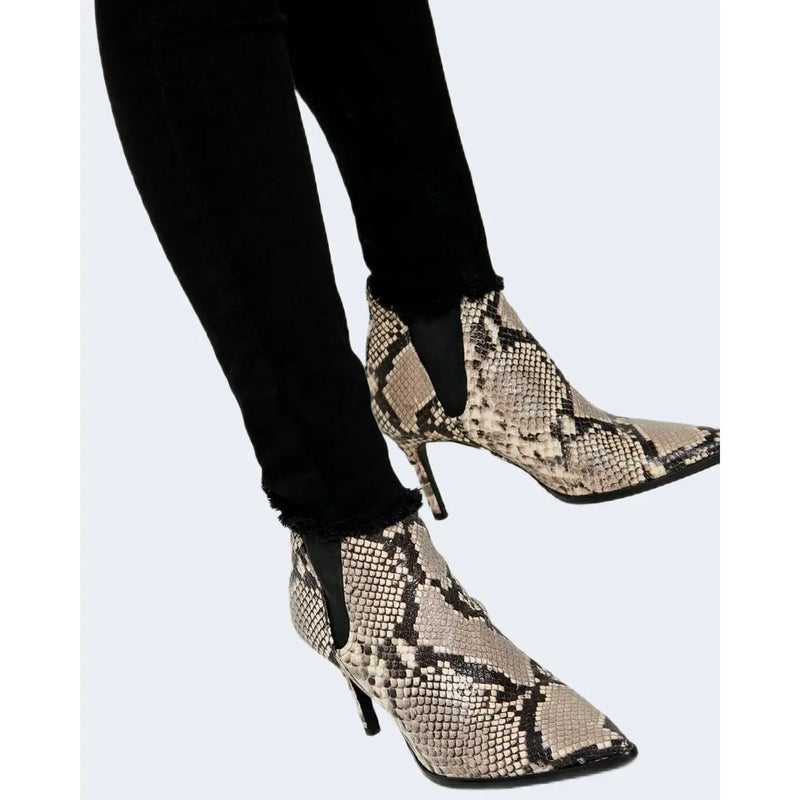 Stiefeletten mit Schlangenmuster, eleganter, spitzer Zehenpartie und schlankem, hohem Absatz, kombiniert mit only Schwarze Baumwolljeans für Damen