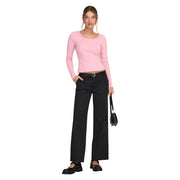 Ein zartrosa, langärmeliges Crop-Top top mit rundem Halsausschnitt und Rüschensaum, kombiniert mit only Schwarze Damen-Baumwollhose mit Reißverschlusstaschen, Größe 30