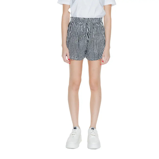 Only Women black geometric viscose spring summer shorts with black and white houndstooth pattern and elastic waistband