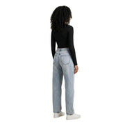 Hellblaue Jeans mit hohem Bund und geradem Bein, getragen mit only schwarzer Damen-Strickpullover aus Viskose mit Rundhalsausschnitt