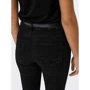 Only Schwarze, schmal geschnittene Damenjeans aus Bio-Baumwolle, von hinten gesehen, mit dezenten Auswaschungen an den Gesäßtaschen.