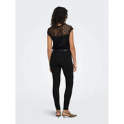 Schwarze Spitze top mit Muschelmuster und kurzen Ärmeln, kombiniert mit only Schwarze Jeans aus Bio-Baumwolle für Damen