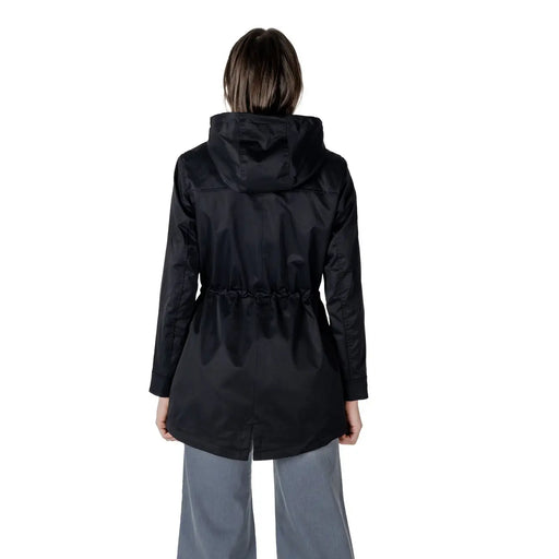 Only Schwarzer, langer Damenblazer aus Polyester mit Kapuze im Trenchcoat-Stil und Kordelzug in der Taille – perfekt für den Frühling.