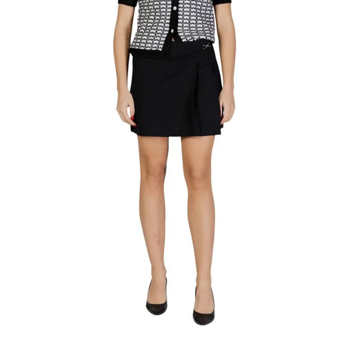 Only Schwarzer Damen-Minirock aus Polyester mit Falten, Reißverschluss und taillierter Passform