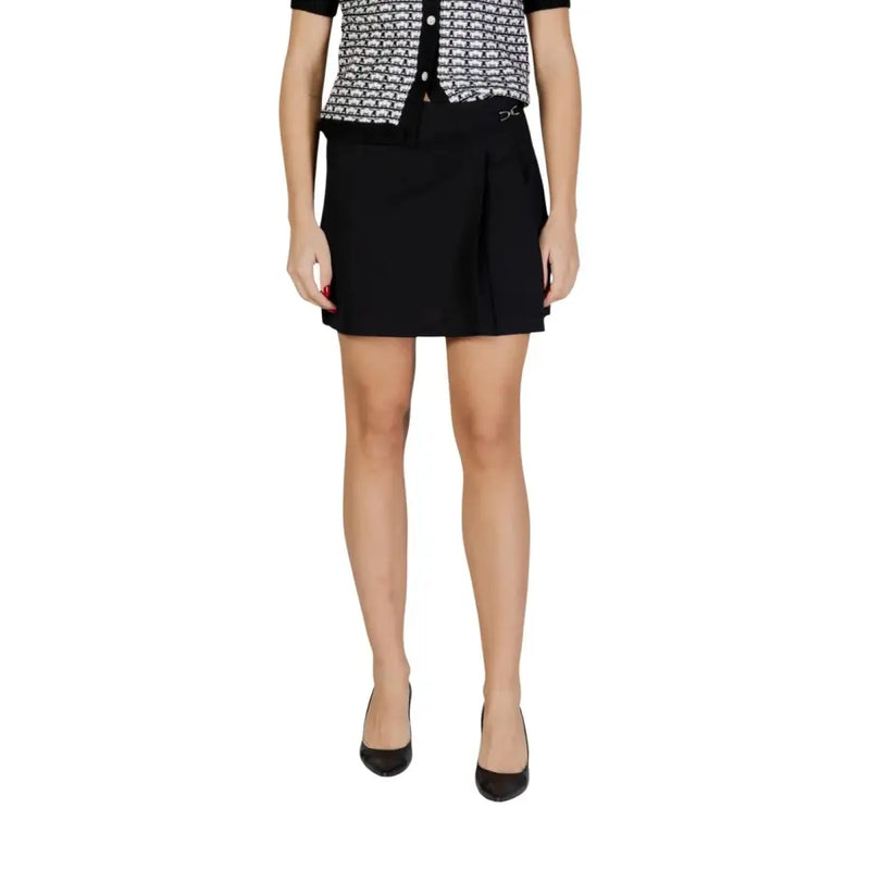 Black pleated mini skirt with sleek tailored design in polyester featuring a zip from Only Women