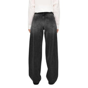 Only Schwarze, gerade geschnittene Damenjeans aus Baumwolle mit weitem Bein, verwaschener Optik und klassischen Taschen, die die Rückseite zeigen.
