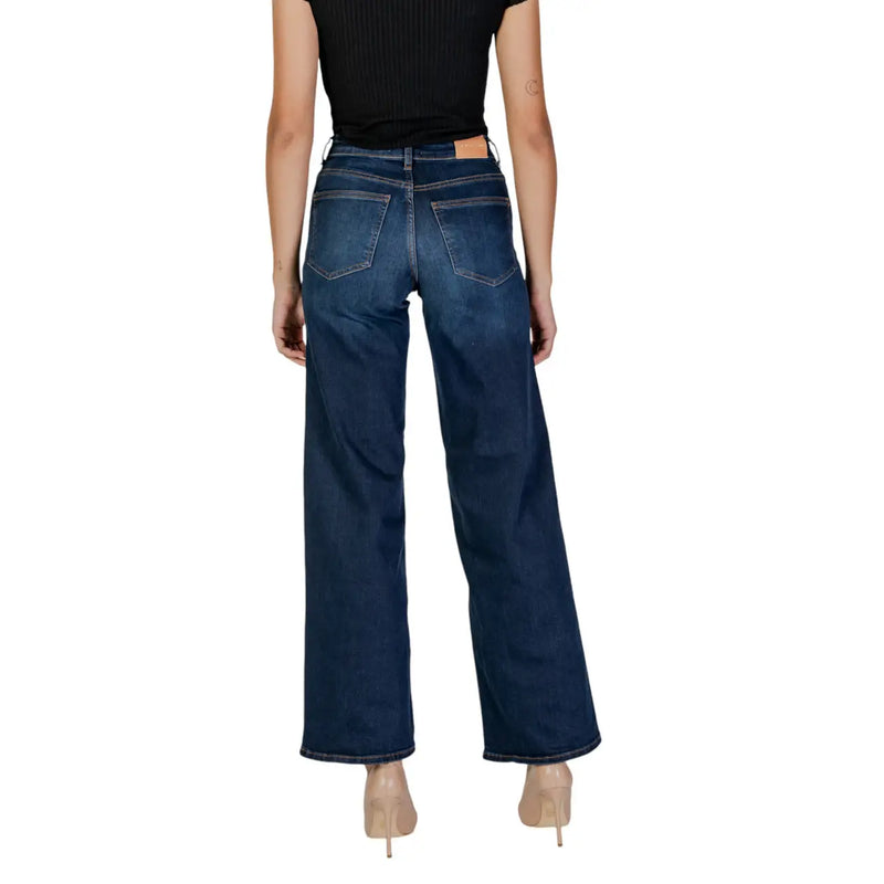 Dunkelblaue Baumwoll-Denim-Jeans für Damen mit weitem Bein und klassischen Gesäßtaschen, von hinten gesehen