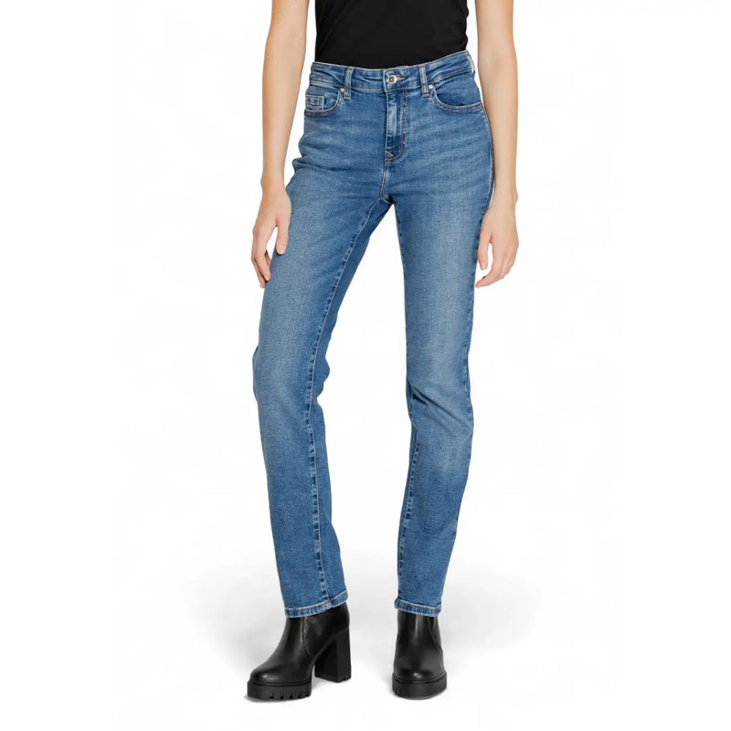 Only Damen-Jeans aus blauem Baumwoll-Denim mit Stretchanteil, mittlerer Waschung, klassischem geradem Bein und sichtbaren Ziernähten.
