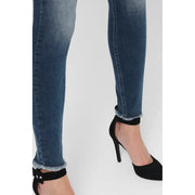 Dunkelblaue, dehnbare Baumwolljeans mit ausgefranstem Saum, kombiniert mit schwarzen Riemchenpumps für Damen. Only