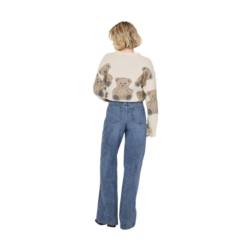 Cremefarbener Strickpullover mit beigefarbenem Teddybärmuster auf Rücken und Ärmeln, kombiniert mit only Damenjeans aus blauem Baumwollmischgewebe