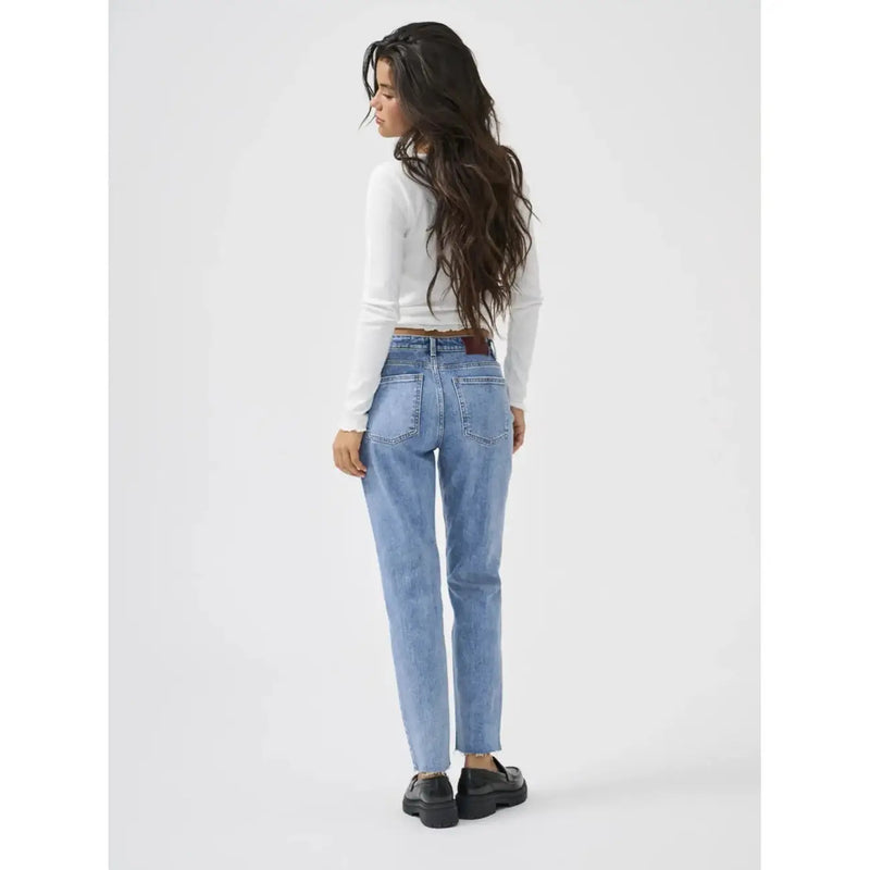 Only Damen-Jeans aus blauer Baumwolle, reguläre Passform, von hinten gesehen, mit heller Waschung, hohem Bund, geradem Bein und brauner Ledergürtelschlaufe.