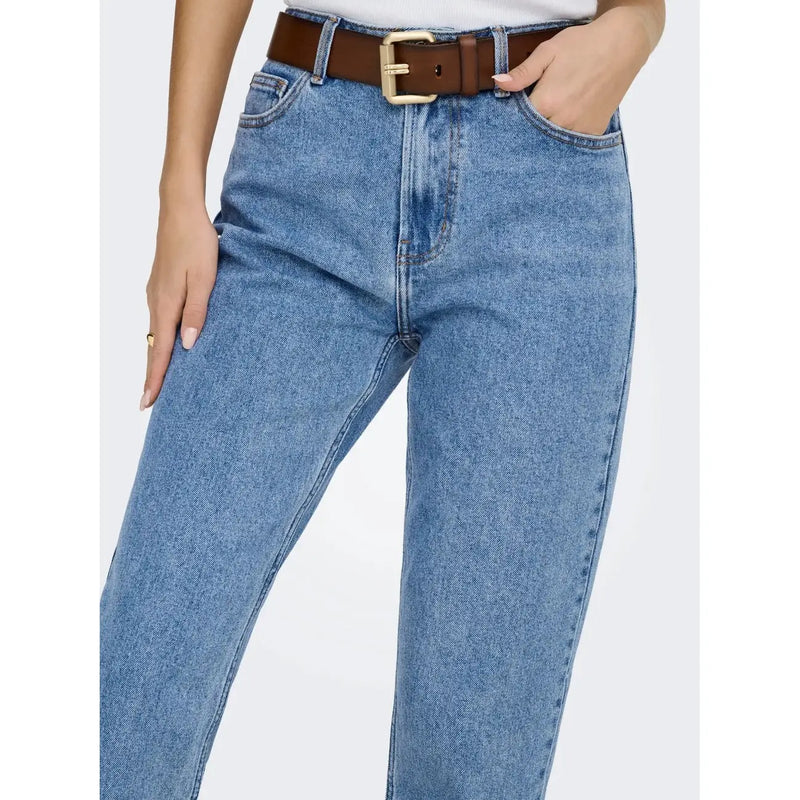 Only Damen-Jeans aus blauer Baumwolle, reguläre Passform, mittelblaue Waschung, hoher Bund, gerades Bein und brauner Ledergürtel mit goldener Schnalle
