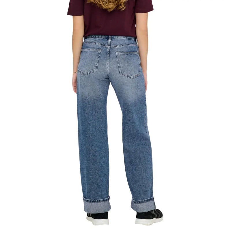 Only Damen-Jeans aus hellblauem Baumwoll-Denim mit weitem Bein, lässigem geradem Bein und umgeschlagenen Säumen.