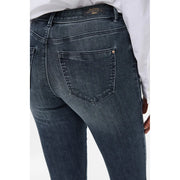 Only Damen-Jeans aus blauem Denim mit schmaler Passform, dunkler Waschung, dezenten Auswaschungen und Markenlabel am Bund, aus Baumwollmischgewebe.