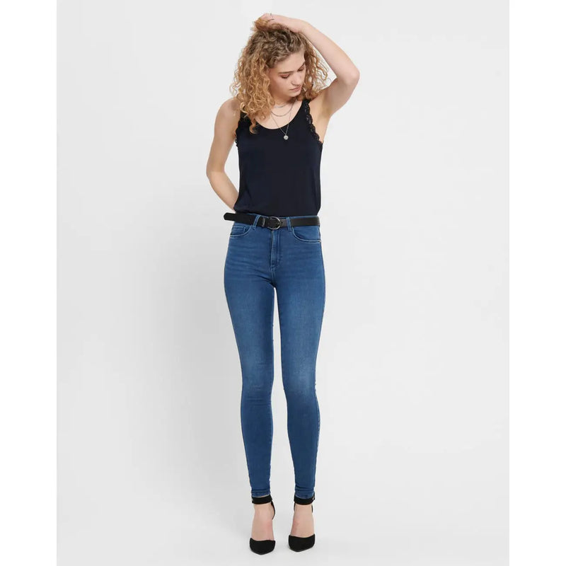Hochgeschnittene, schmal geschnittene blaue Jeans mit schwarzem Gürtel aus Baumwollmischgewebe von Only Frauen