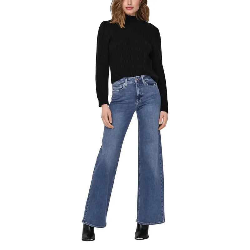 Blaue, hochgeschnittene Schlagjeans aus Baumwollstretch für Damen, die die Rückseite des Produkts hervorhebt