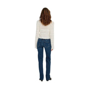 Eine Frau, die only Damen-Jeans aus blauem, mittellangem, geradem Baumwoll-Denim, kombiniert mit einer cremefarbenen Häkelspitze top