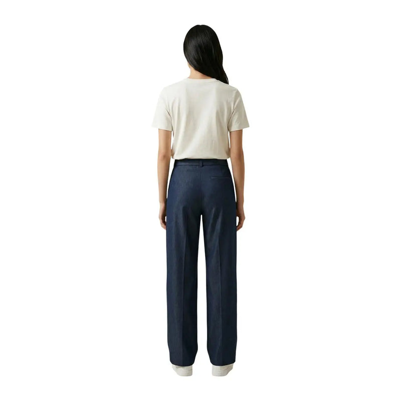 Only Damen-Hose in Marineblau mit Gürtel, Reißverschluss und Knopf, Artikelnummer 15364245, mit weitem Bein, taillierter Passform und dezenten Bundfalten vorne.