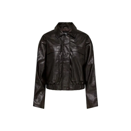 Schwarze Bomberjacke aus Kunstleder mit Kragen, Frontreißverschluss und zwei Brusttaschen – ein klassisches Oberbekleidungsstück für Damen.
