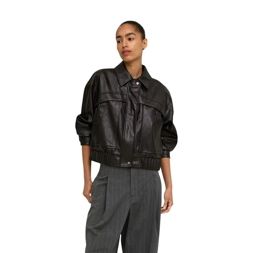 Schwarze Bomberjacke aus Kunstleder mit elastischen Bündchen und lässiger, kurzer Silhouette, speziell für Damen.