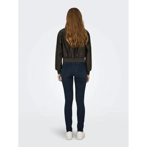 Only Brauner Damenblazer aus Polyester mit langen Reißverschlusstaschen, getragen über einer dunkelbraunen Lederbomberjacke und blauen Skinny Jeans.