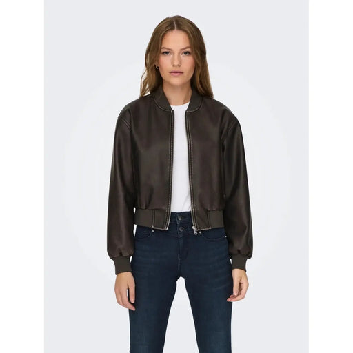 Dunkelbraune Bomberjacke aus Kunstleder mit gerippten Bündchen und Saum von Only Damen-Polyesterblazer-Kollektion