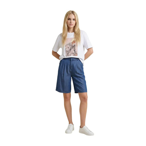 Blaue Jeansshorts mit Falten vorne und geradem Saum, kombiniert mit only beigefarbenes Damen-T-Shirt aus Baumwolle mit Rundhalsausschnitt