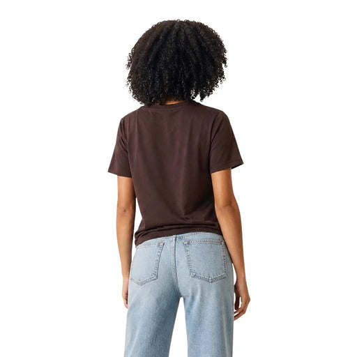 Ein dunkelbraunes, kurzärmeliges Baumwoll-T-Shirt für Damen mit Rundhalsausschnitt und schlichtem Design.
