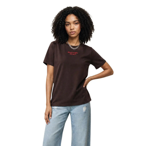 Braun only Damen-Baumwoll-T-Shirt mit kurzen Ärmeln und Rundhalsausschnitt sowie roter Stickerei auf der Brust