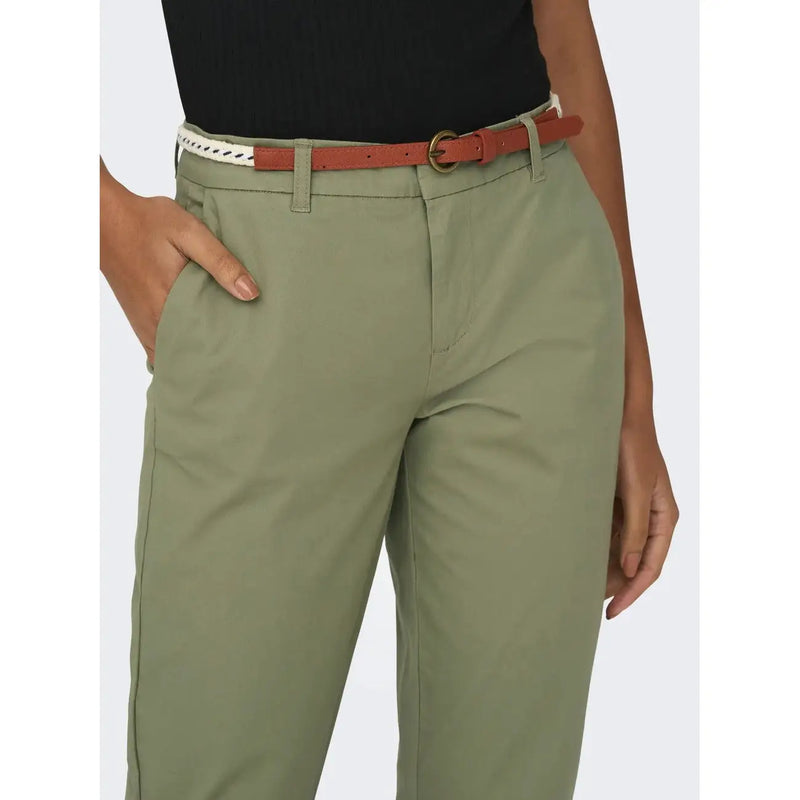 Olivgrüne, schmal geschnittene Chino-Hose aus Baumwolle für Damen mit braunem Ledergürtel, verziert mit geflochtenen weißen Akzenten und goldener Schnalle