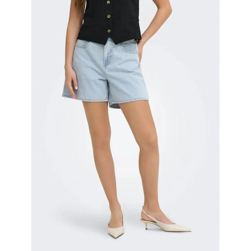 Only Hellblaue Damen-Jeansshorts aus Baumwollmischgewebe mit heller Waschung, fünf Taschen und Knopfverschluss