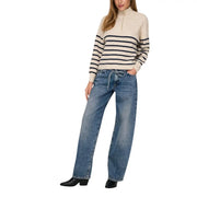 Cremefarbener Pullover mit marineblauen Streifen und halbem Reißverschluss am Halsausschnitt, kombiniert mit Only Damen hellblaue Baumwolljeans