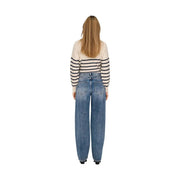 Weit geschnittene, hellblaue Baumwolljeans mit hohem Bund und klassischen Gesäßtaschen, von hinten gesehen