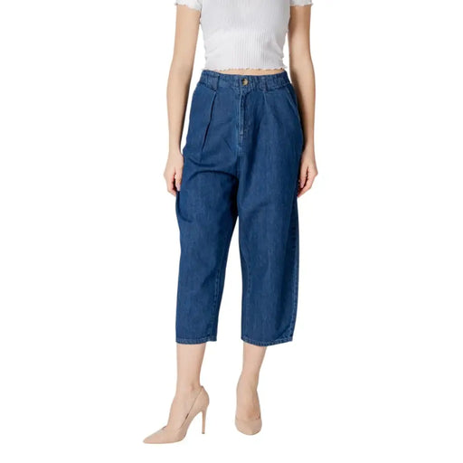 Only Damen hellblaue, hochgeschnittene Capri-Jeans mit weitem Bein und Bundfalten