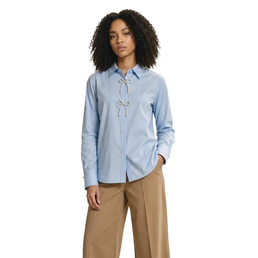 Only Hellblaues, langes Damen-Poloshirt aus Baumwolle mit Perlenapplikationen und dekorativer weißer Schleife vorne