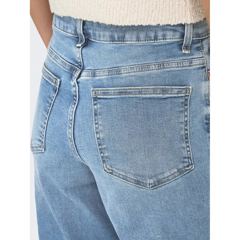 Only Damen-Jeans aus hellblauer Bio-Baumwolle, Rückseite mit klassischem Taschendesign und dezenter Waschung.