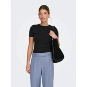 Schwarze Samt-Schultertasche mit elegantem, minimalistischem Design und dunklem Besatz, kombiniert mit only rosa Damen-T-Shirt aus Polyester