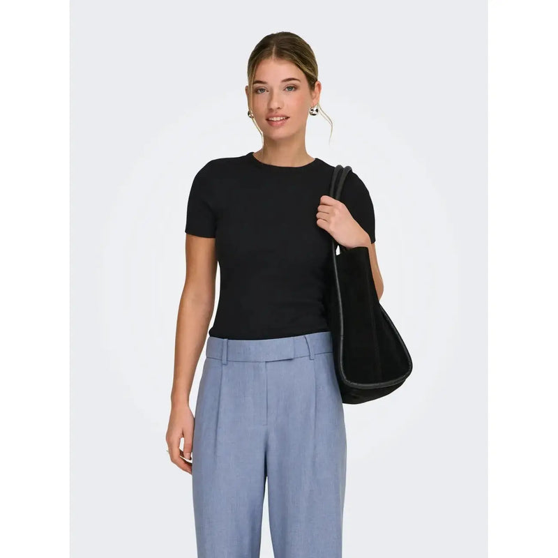 Schwarze Samt-Schultertasche mit elegantem, minimalistischem Design und dunklem Besatz, kombiniert mit only rosa Damen-T-Shirt aus Polyester