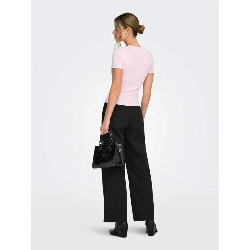 Schwarze, strukturierte Handtasche mit Krokodilprägung top Griff und Metallbeschläge kombiniert mit einem rosa Rundhals-T-Shirt