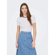 Blauer Jeans-Midirock mit weißen Knöpfen vorne, kombiniert mit only Damen-T-Shirt in Rosa mit kurzem Rundhalsausschnitt aus Polyestergemisch