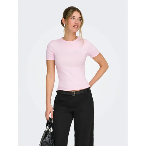 Ein zartrosa, tailliertes Kurzarm-T-Shirt mit Rundhalsausschnitt aus Polyestergemisch von Only Frauen