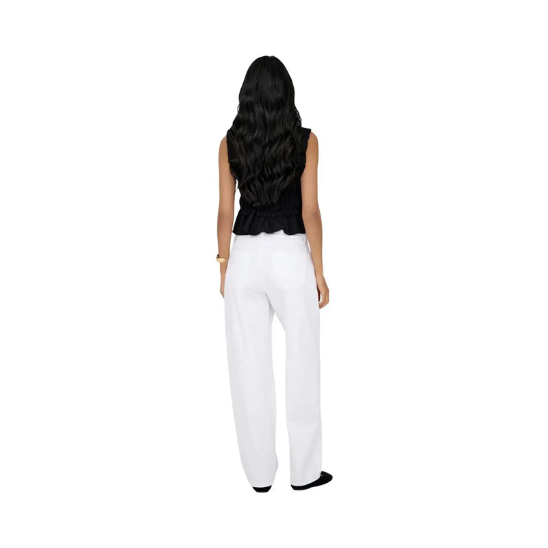 Only Weiße Damen-Jeans aus Baumwoll-Denim mit geradem Bein und schmal geschnittenem Schnitt sowie dezenten Seitentaschen.