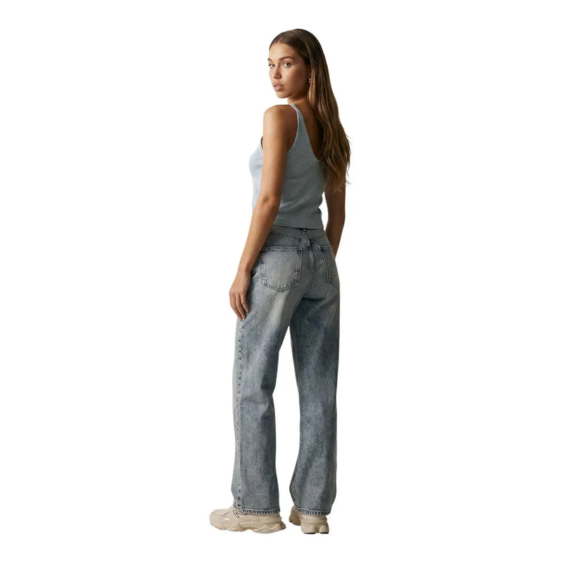 Hellblaue Jeans mit lässigem, geradem Bein, kombiniert mit only Damen hellblaues Glitzer-Top mit Trägern top
