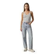 Hellblaue Jeans aus Denim mit geradem Bein und klassischem Fünf-Taschen-Design, kombiniert mit einem hellblauen Glitzer-Schimmerriemen top